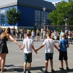 Letní jazykovou školu zahájil koncert pod širým nebem