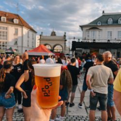 Léto v Prazdroji: Ochutnejte speciály pivovaru Proud a užijte si muziku