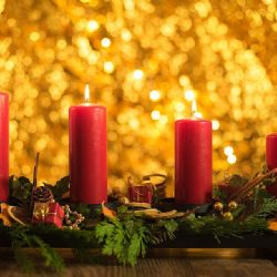 Letošní advent je červeno-zlatý