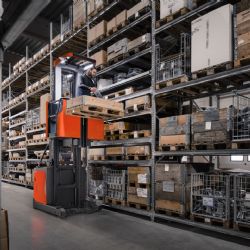 Skladu DB Schenker v Dobřanech vévodí manipulační technika na Li-Ion baterie