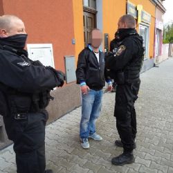 Malou holčičku vedl po ulici namol opilý muž 