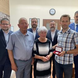 Manželé zachránili lidský život. Převzali plaketu Bohumila Kulhánka 