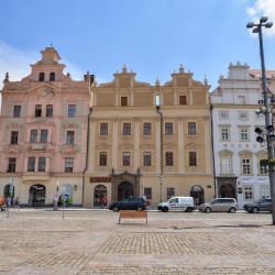 Měšťanský dům na náměstí Republiky má novou fasádu a okna