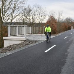 Město dokončilo stavbu další části železniční cyklostezky Plzeň – Chrást 