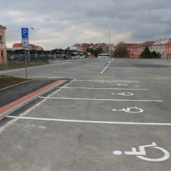 Město Plzeň vybudovalo záchytné parkoviště u autobusového nádraží, začne sloužit od středy 