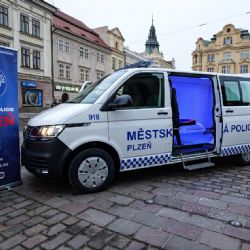 Městská policie Plzeň má nový vůz pro převoz opilců