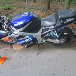 Mezi Kdyní a Němčicemi boural motorkář