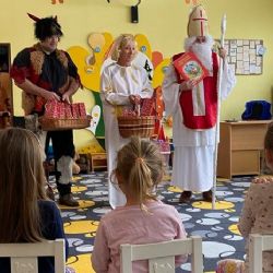 Mikuláš, čert a anděl z TOP 09 navštívili v nemocnicích děti i seniory