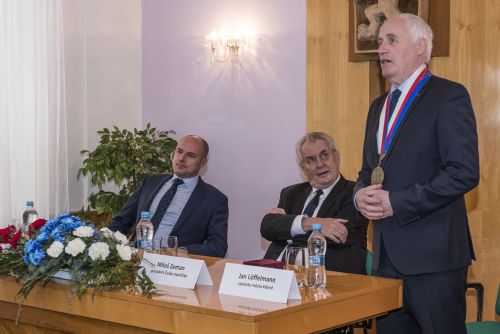 Foto: Miloš Zeman ukončil návštěvu kraje, oslavil tu čtvrtý rok ve funkci 