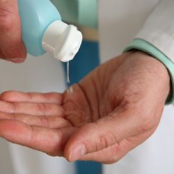 Minimální mzda vzroste, ošetřovatelky nemají o moc víc