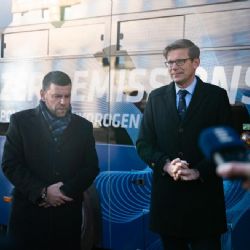 Ministr dopravy navštívil závod Škoda Group a prohlédl si vodíkový autobus