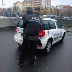 Místo pod mostem na Anglickém nábřeží: skrýš pro hledané 