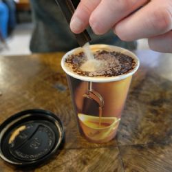 Místo tabáku a prodejny tisku na náměstí bude kafe do ruky