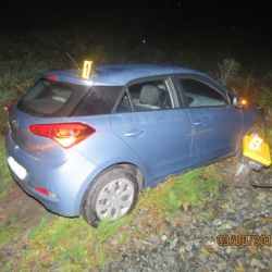 Mladá řidička zazmatkovala na přejezdu u Bělé