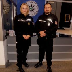 Mladá žena chtěla skočit z hrany náplavky, policisté jí v tom zabránili