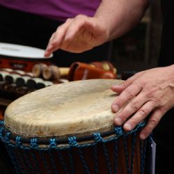 Mladí hudebníci z Domažlic a Chamu cvičí na nedělní společný koncert