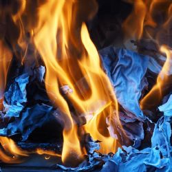 Silvestrovská noc: Žena popálená při flambování, vystrašený zaklíněný pes 