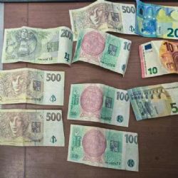 Mladík našel a odevzdal peněženku ležící na náměstí v Plzni