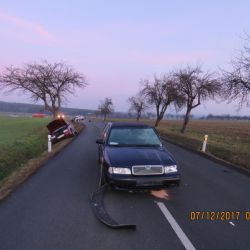 Mladý řidič se při předjíždění střetl se dvěma vozidly