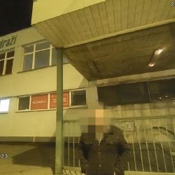 Močil na zeď budovy autobusového nádraží