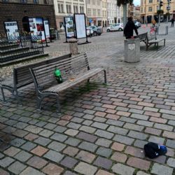 Močil u morového sloupu, pak sprostě nadával strážníkům
