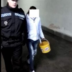 Močila v podchodu u plzeňského nádraží. I když po sobě uklidila, dostala pokutu