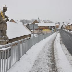 Most přes Litický potok je po opravě bezpečnější pro chodce i řidiče