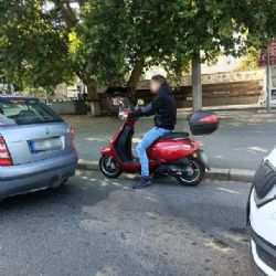 Motorkář jel od lazebníka, zapomněl si nasadit helmu
