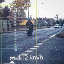 Motorkář svištěl Plzní 108 km/h, řidiči mercedesu naměřili 114 km/h
