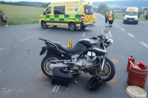 Foto: Motorkář u Draženova nedal přednost, odvezl ho vrtulník