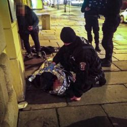 Muž hledal partnerku. Strážníci ji našli ležet opilou na náměstí