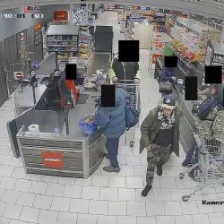 Muž kradl zboží v Penny a na prodavačku vytáhl obušek. Nepoznáte ho?