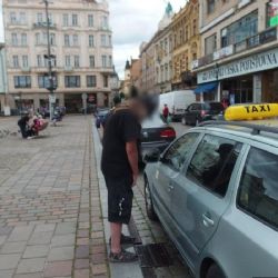 Muž močil na plzeňském náměstí