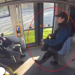 Muž onanoval v tramvaji. Pomůžete policii?