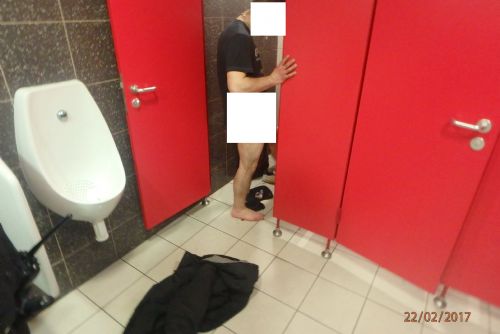 Foto: Muž si pral ponožky v pisoáru a omýval se v záchodě obchodního centra