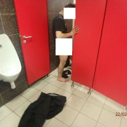Muž si pral ponožky v pisoáru a omýval se v záchodě obchodního centra