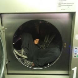 Muž si v Plzni ustlal v bubnu průmyslové pračky. Video