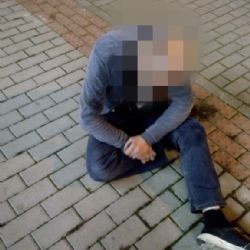 Muž v Plzni skřípal zuby a bil hlavou o chodník