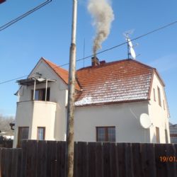 Muž v Rybnici spadl ze střechy při hašení požáru v komíně
