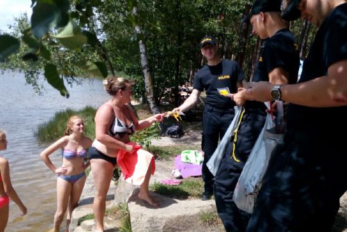 Foto: Na Boleváku, Kameňáku a dalších rybníkách upozorňovali policisté na zloděje