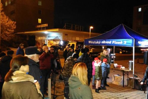 obrázek: Na Borech a Skvrňanech se zpívalo a popíjel horký svařák