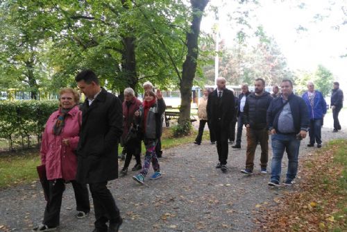 Foto: Na borskou vycházku se starostou přišlo bezmála třicet zájemců