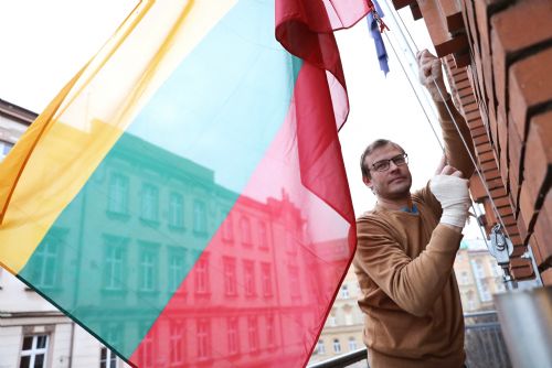 Foto: Na budově Krajského úřadu vlaje litevská vlajka
