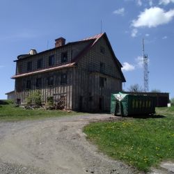 Na Čerchově probíhá likvidace chátrajících vojenských budov  