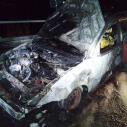 Na dálnici D5 hořelo auto, oheň zachvátil motor i kabinu