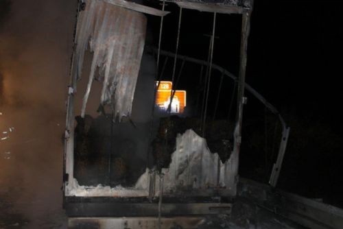 Foto: Na dálnici D5 u Dolů hořel návěs kamionu, škoda přes milion