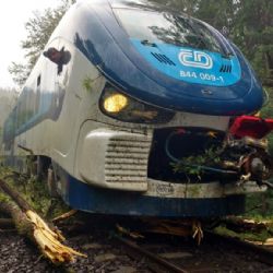 Na domažlické trati najel vlak do stromu, cestující odvezla náhradní souprava 