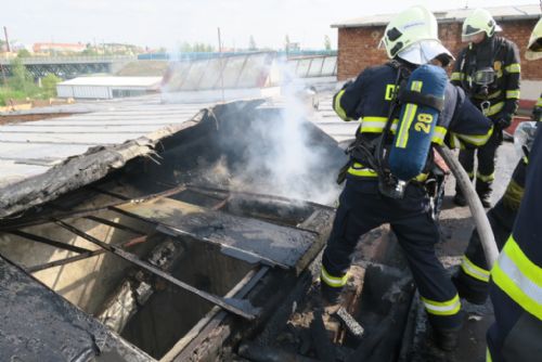 Foto: Na Jateční ulici hořel sklad, škoda milion a čtvrt