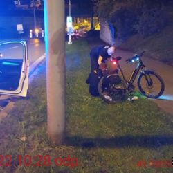 Na koncertě v Plzni popil pět piv, pak cyklista narazil do sloupu