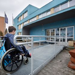Na Křižíkově gymnáziu otevře bezbariérové úpravy Jan Potměšil a vernisáž výstavy